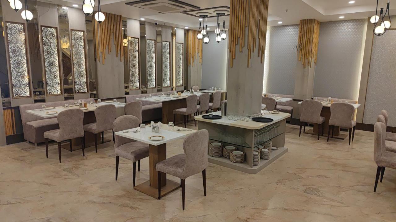 Prime Land Hotel Varanasi Exterior photo